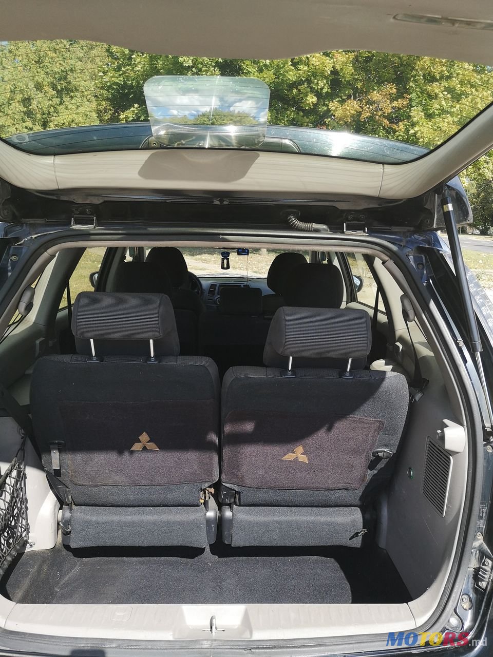 2006' Mitsubishi Grandis photo #4