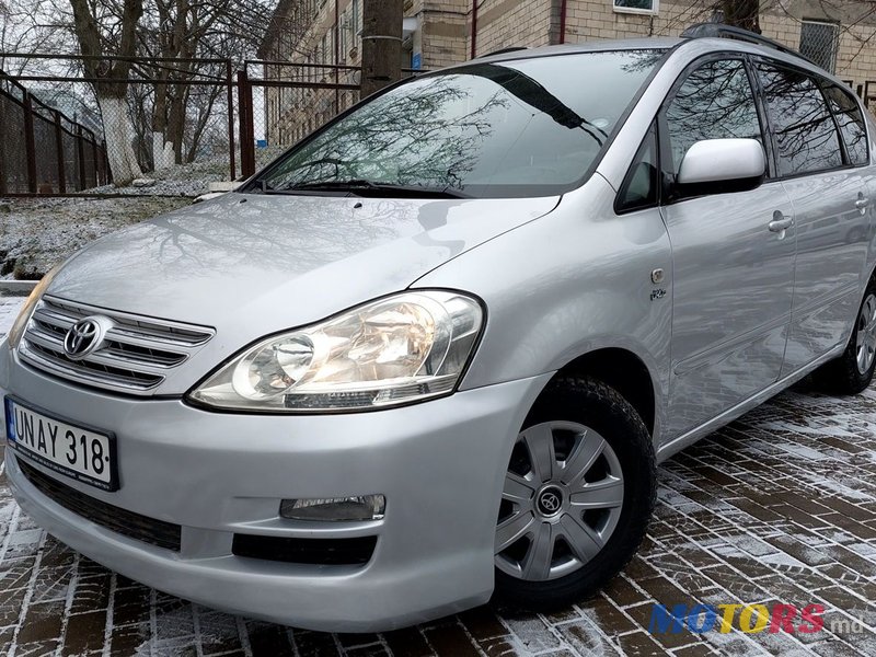 2004' Toyota Avensis Verso photo #3