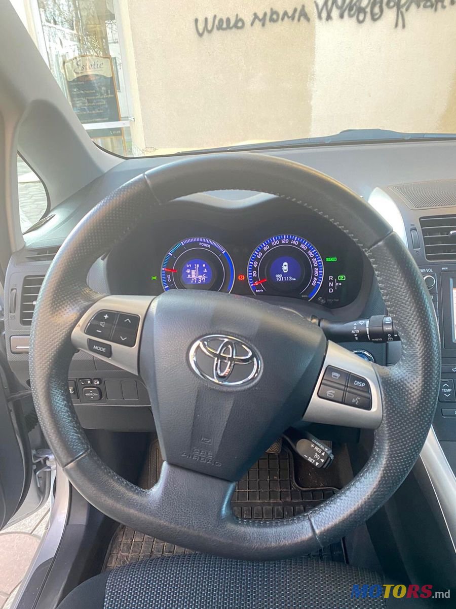 2011' Toyota Auris photo #3