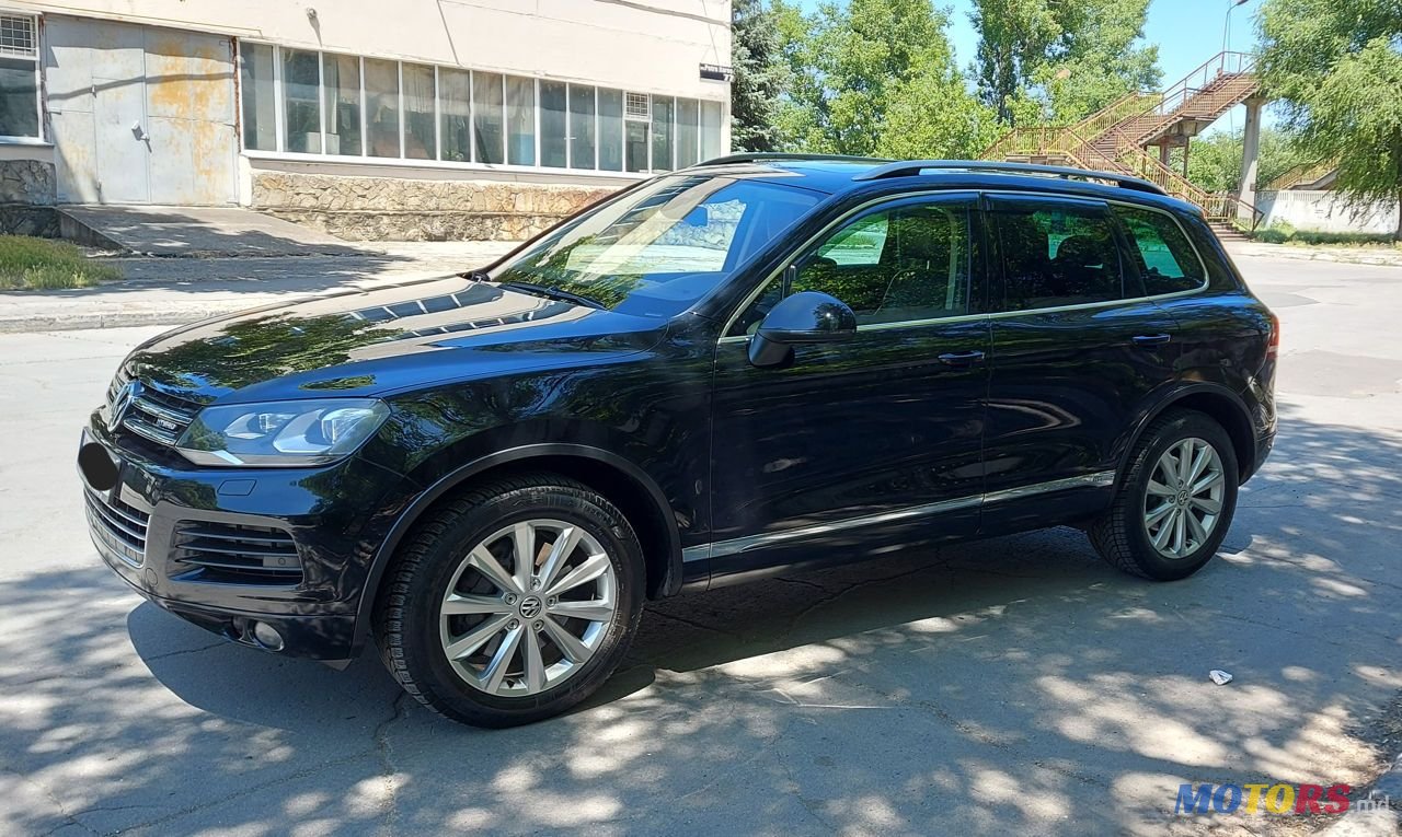 2011' Volkswagen Touareg photo #3