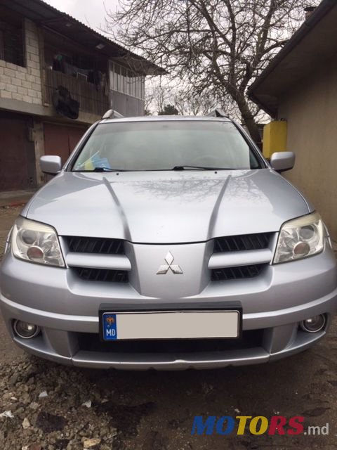 2008' Mitsubishi Outlander photo #2