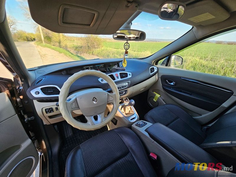 2010' Renault Scenic photo #6