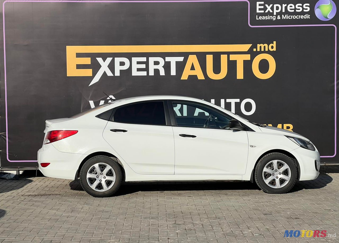 2011' Hyundai Accent photo #3