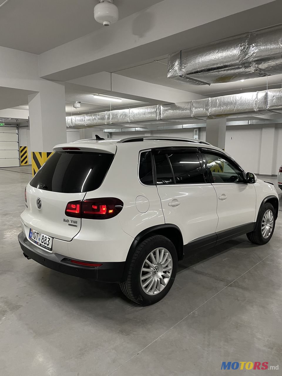 2011' Volkswagen Tiguan photo #2