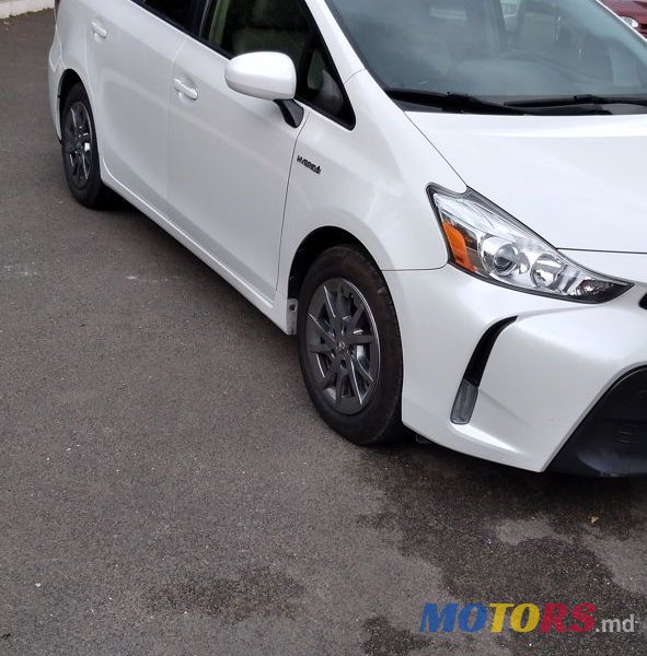 2016' Toyota Prius v photo #3