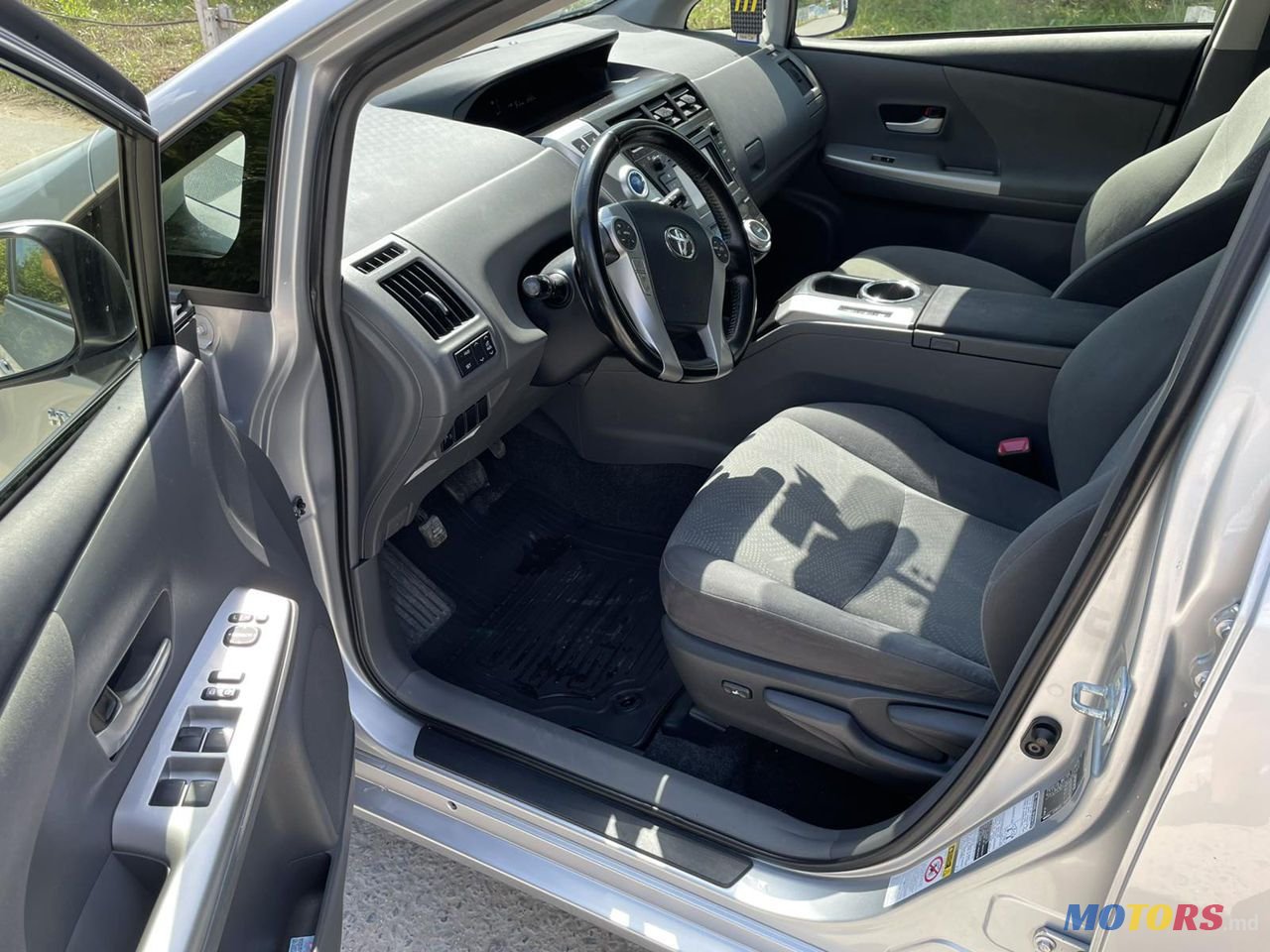 2014' Toyota Prius Plus photo #6