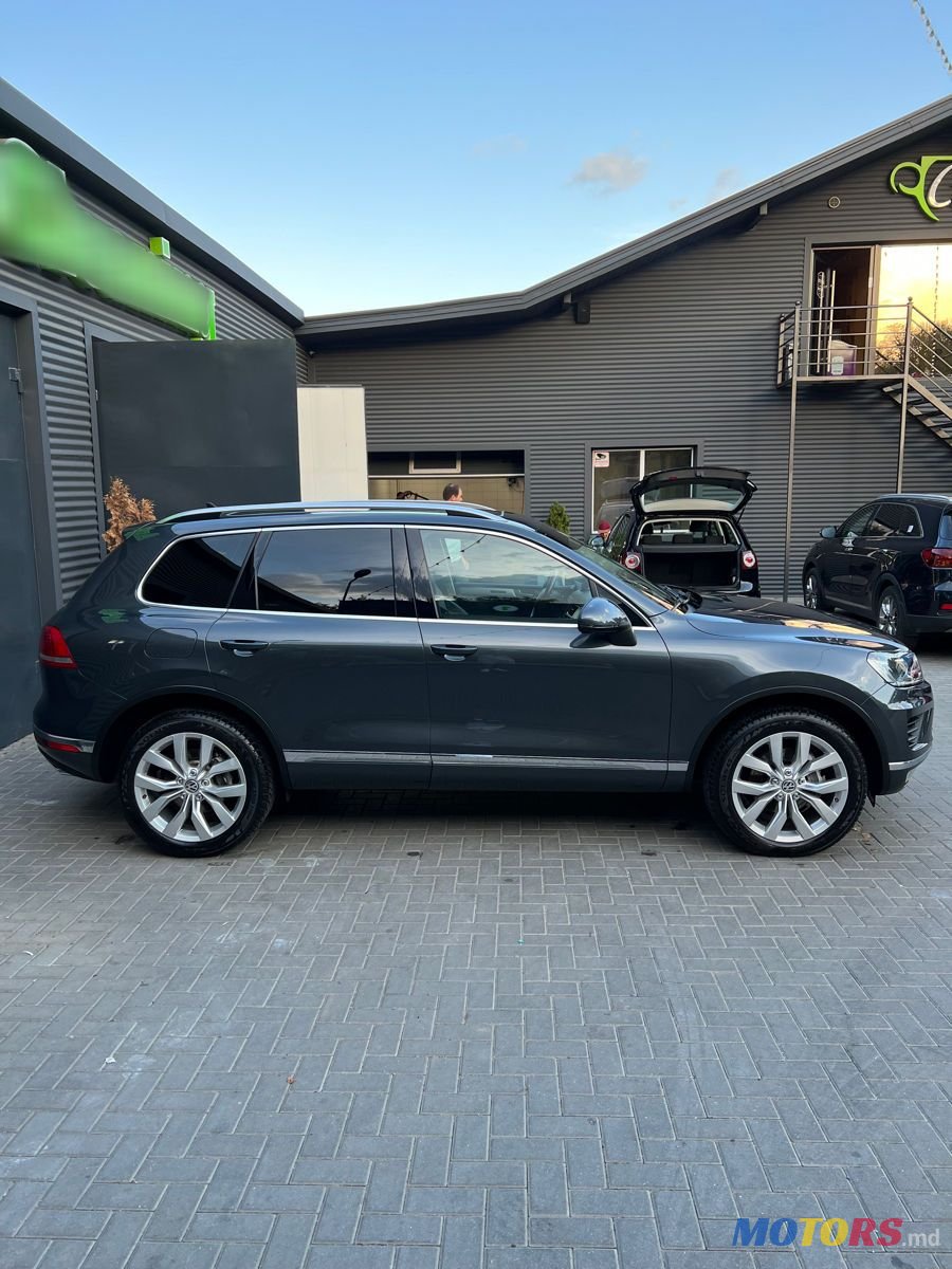 2016' Volkswagen Touareg photo #3