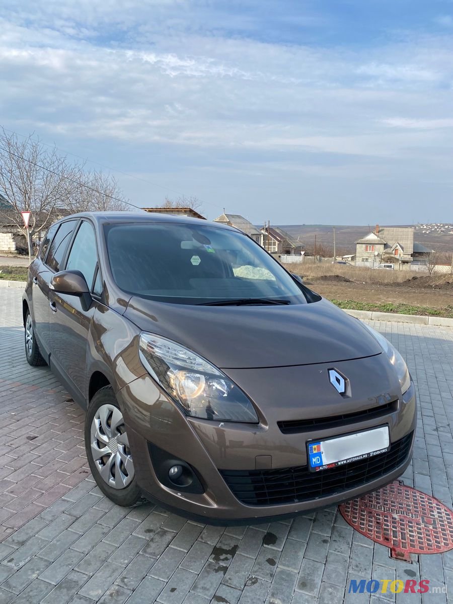 2010' Renault Grand Scenic photo #1