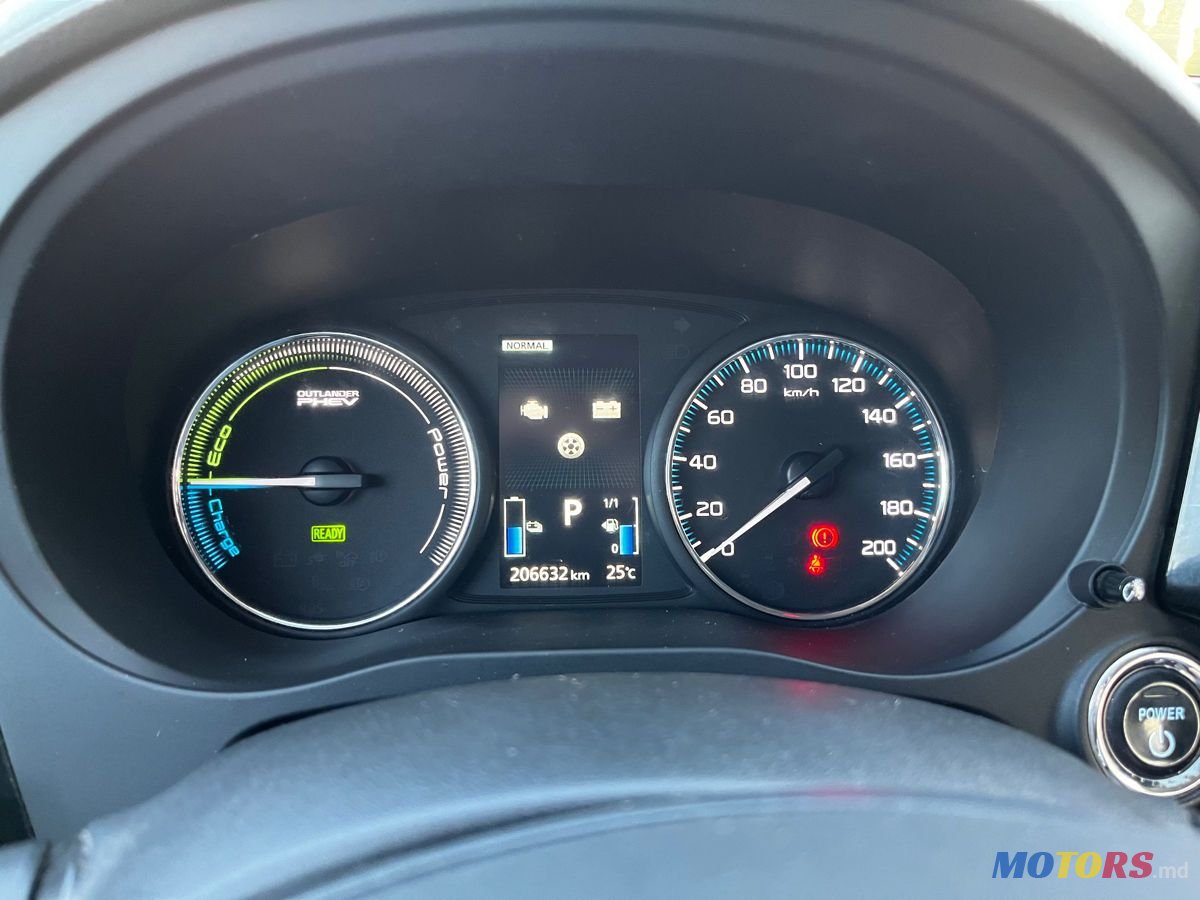 2015' Mitsubishi Outlander photo #6