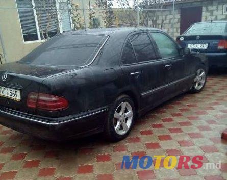 2001' Mercedes-Benz E photo #3