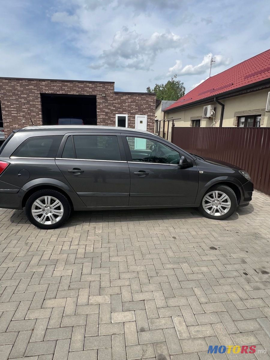 2010' Opel Astra photo #2