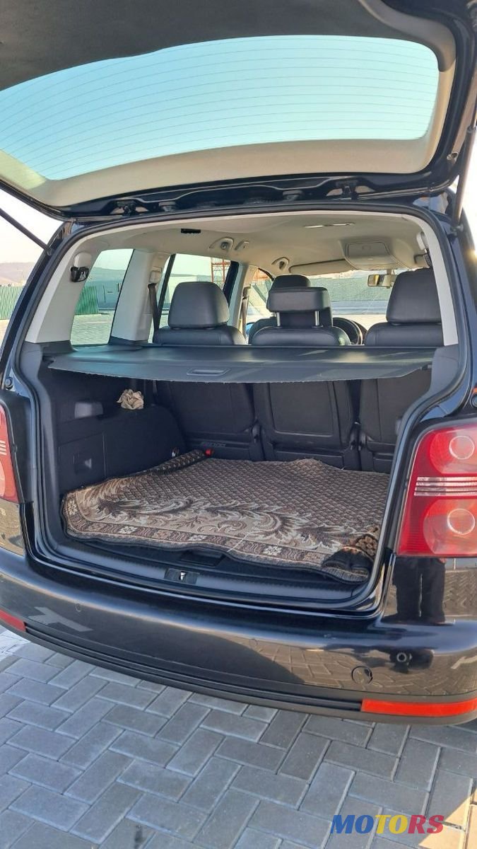 2007' Volkswagen Touran photo #6