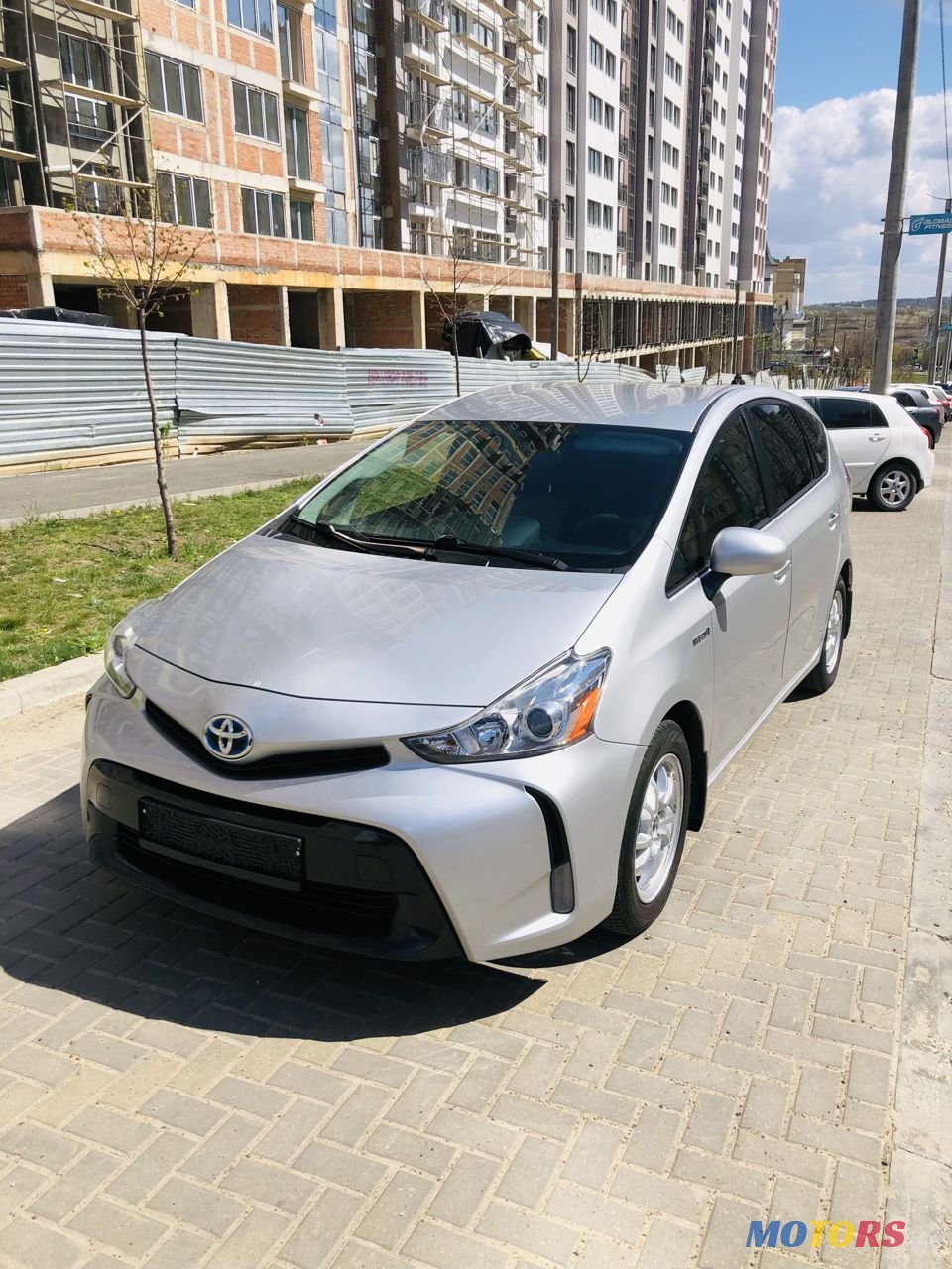 2015' Toyota Prius V photo #2