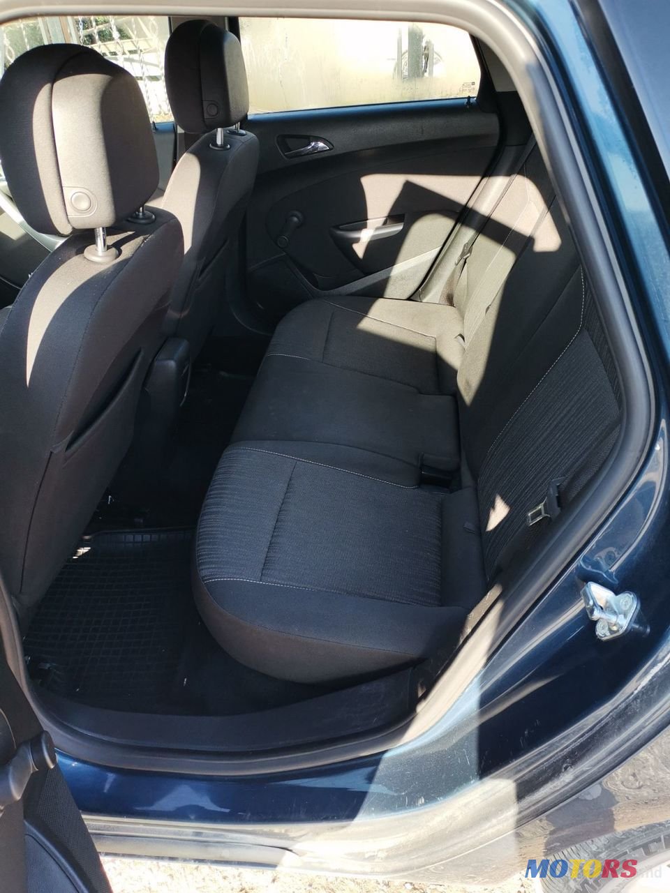 2011' Opel Astra photo #4