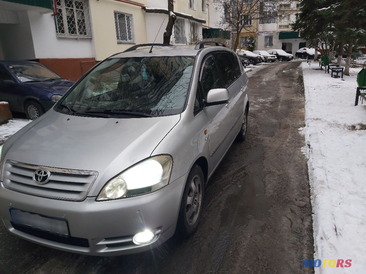 2002' Toyota Avensis Verso photo #3