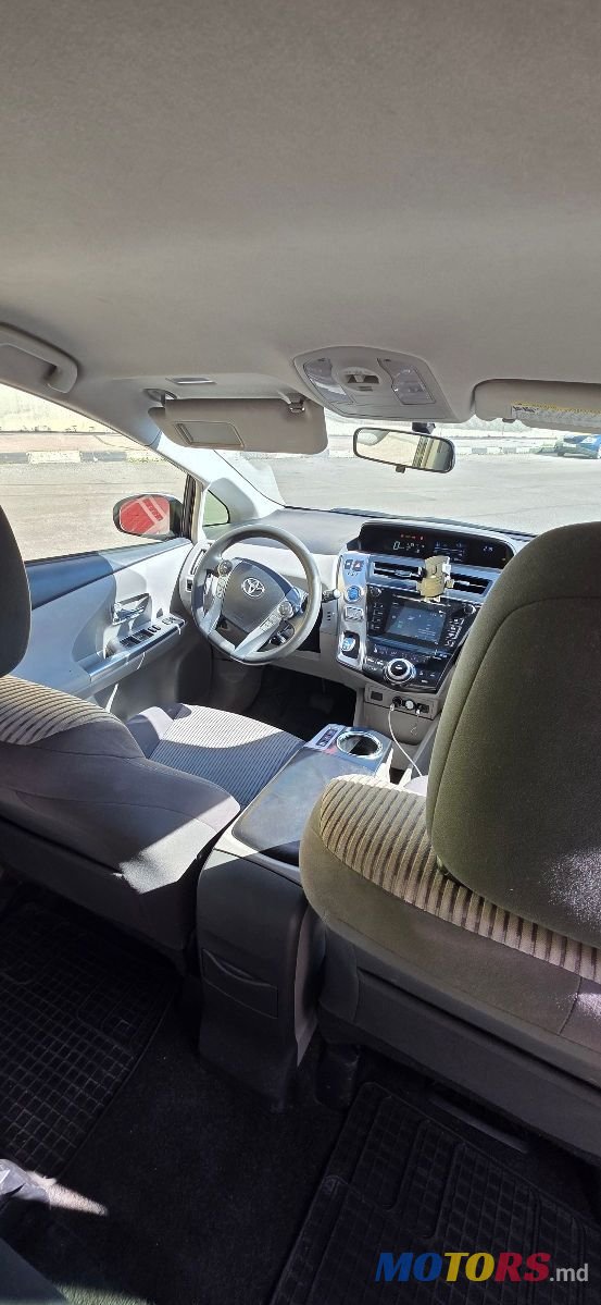 2015' Toyota Prius v photo #5