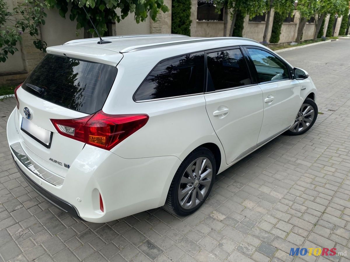 2013' Toyota Auris photo #3