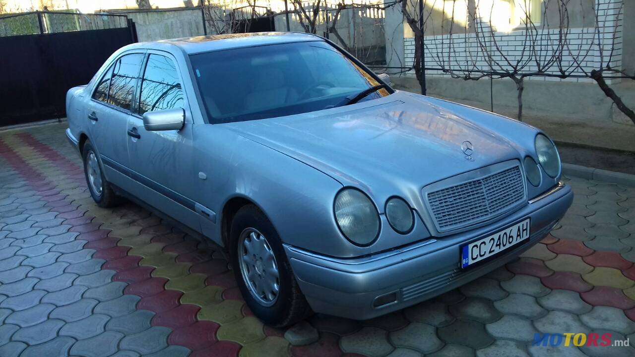 1998' Mercedes-Benz 220E photo #4