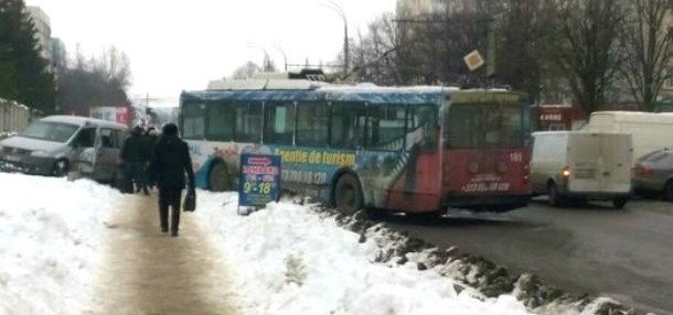 Необычная авария: троллейбус врезался в водительскую дверь минивэна в Бельцах