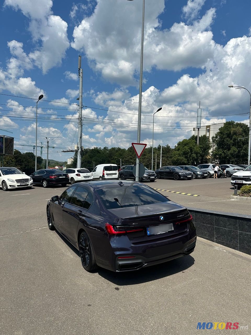 2021' BMW 7 Series photo #3