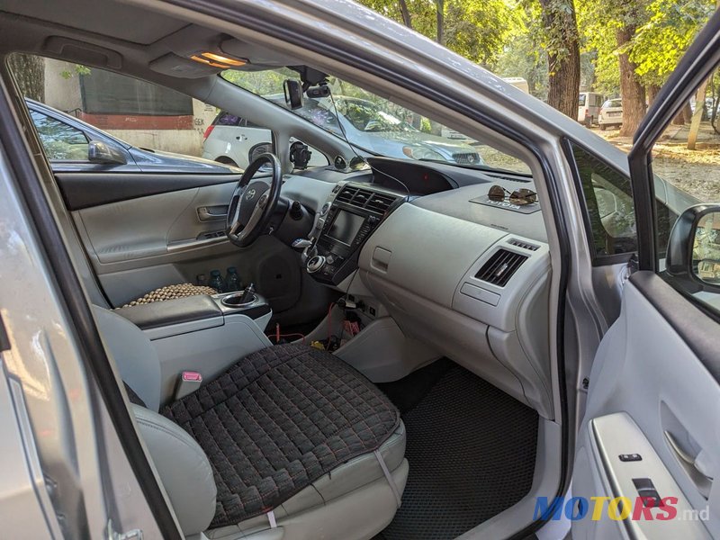 2013' Toyota Prius v photo #4