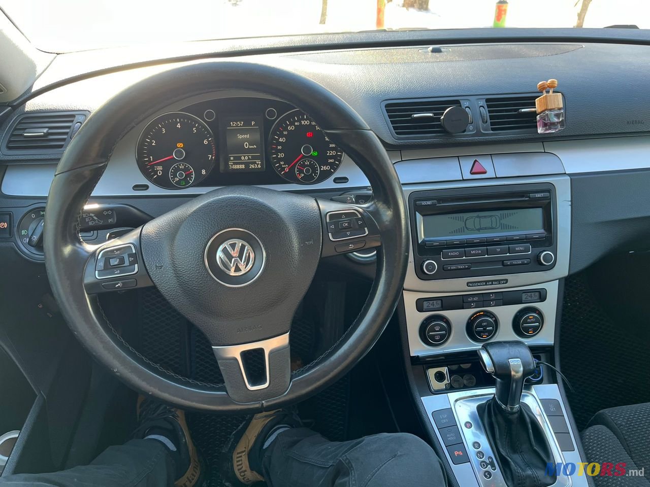 2009' Volkswagen Passat photo #4