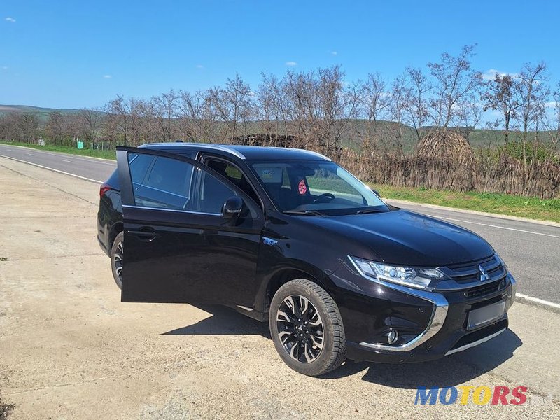 2015' Mitsubishi Outlander photo #2