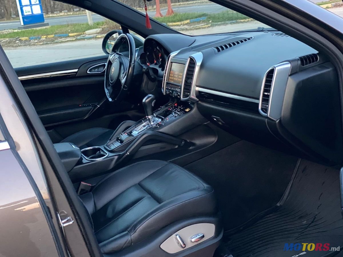 2012' Porsche Cayenne photo #4