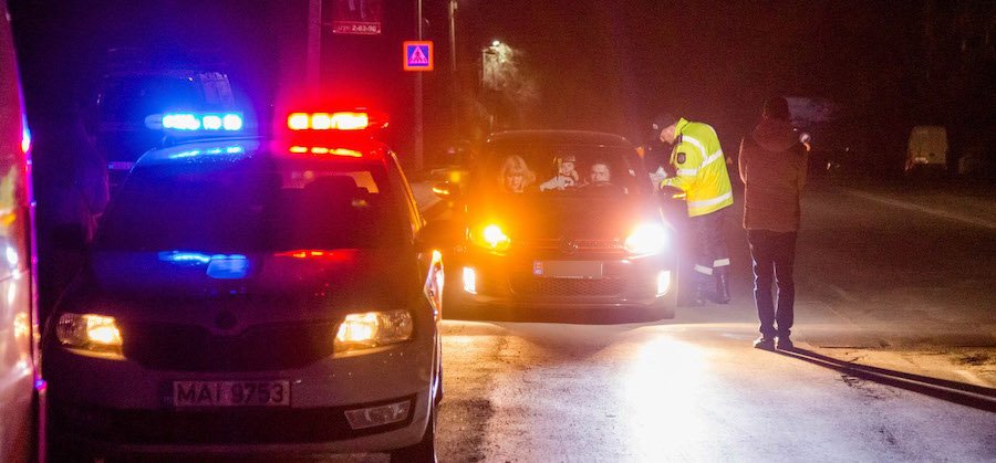 Во время рейда полиции в Бельцах водитель пытался сбежать и сломал ногу