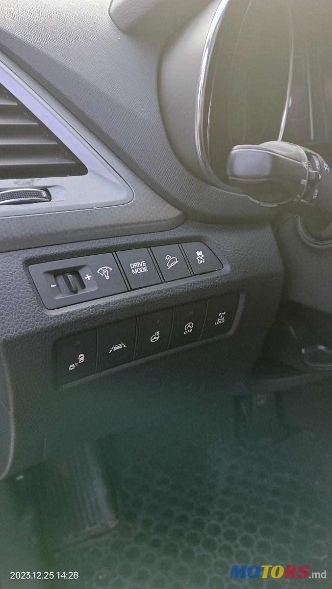 2017' Hyundai Santa Fe photo #6