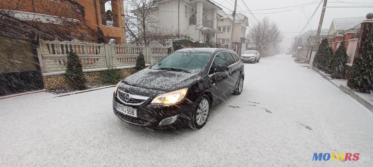 2011' Opel Astra photo #3