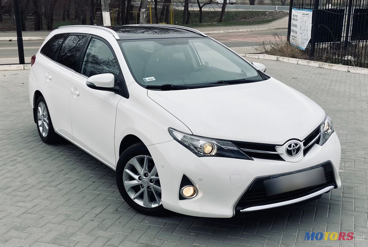 2013' Toyota Auris photo #3