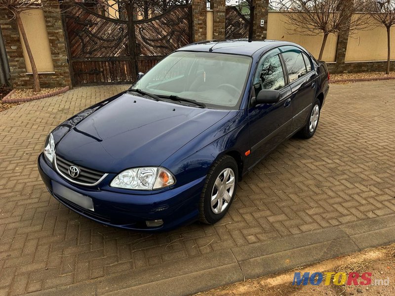 2001' Toyota Avensis photo #2