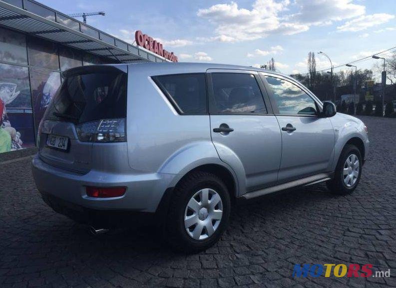 2010' Mitsubishi Outlander photo #1