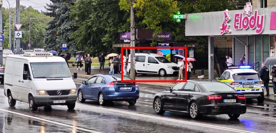 В Кишинёве автомобиль въехал в остановку: один человек пострадал