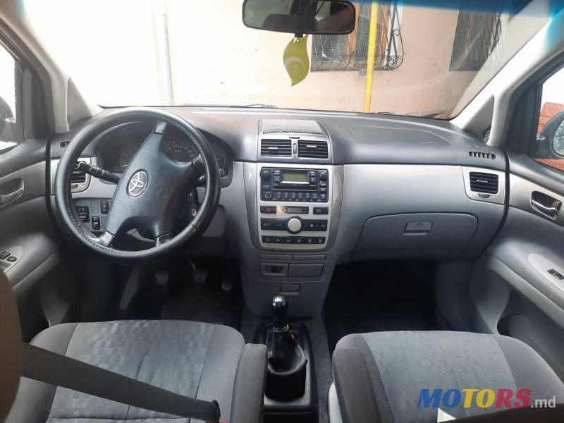 2002' Toyota Avensis photo #5