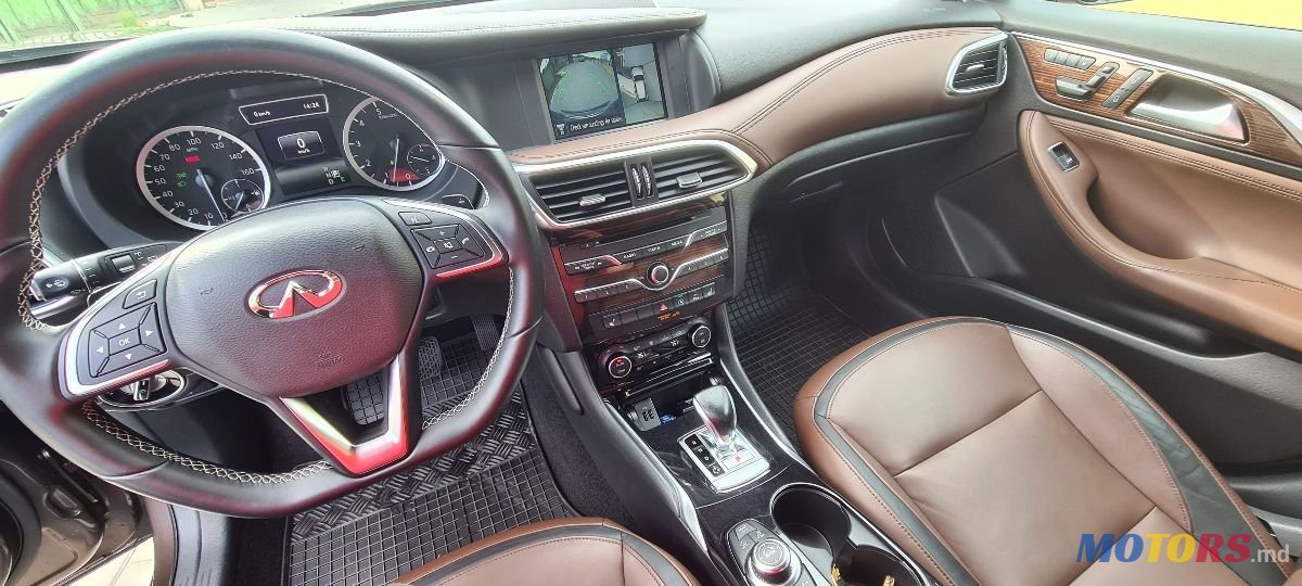 2016' Infiniti QX30 photo #2