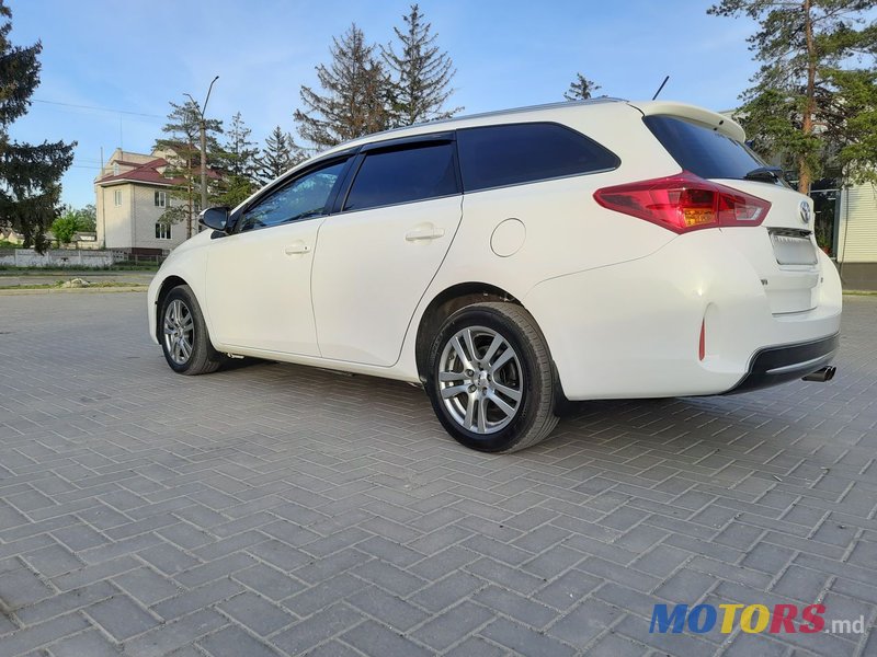 2013' Toyota Auris photo #3