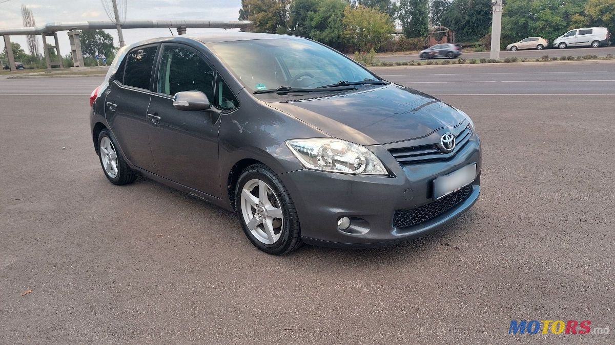 2011' Toyota Auris photo #1