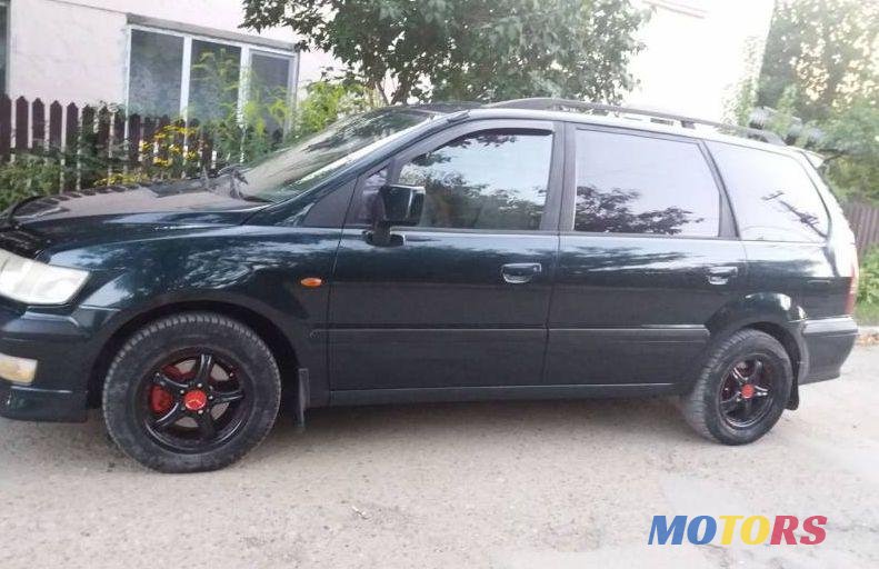 1999' Mitsubishi Space Wagon photo #1
