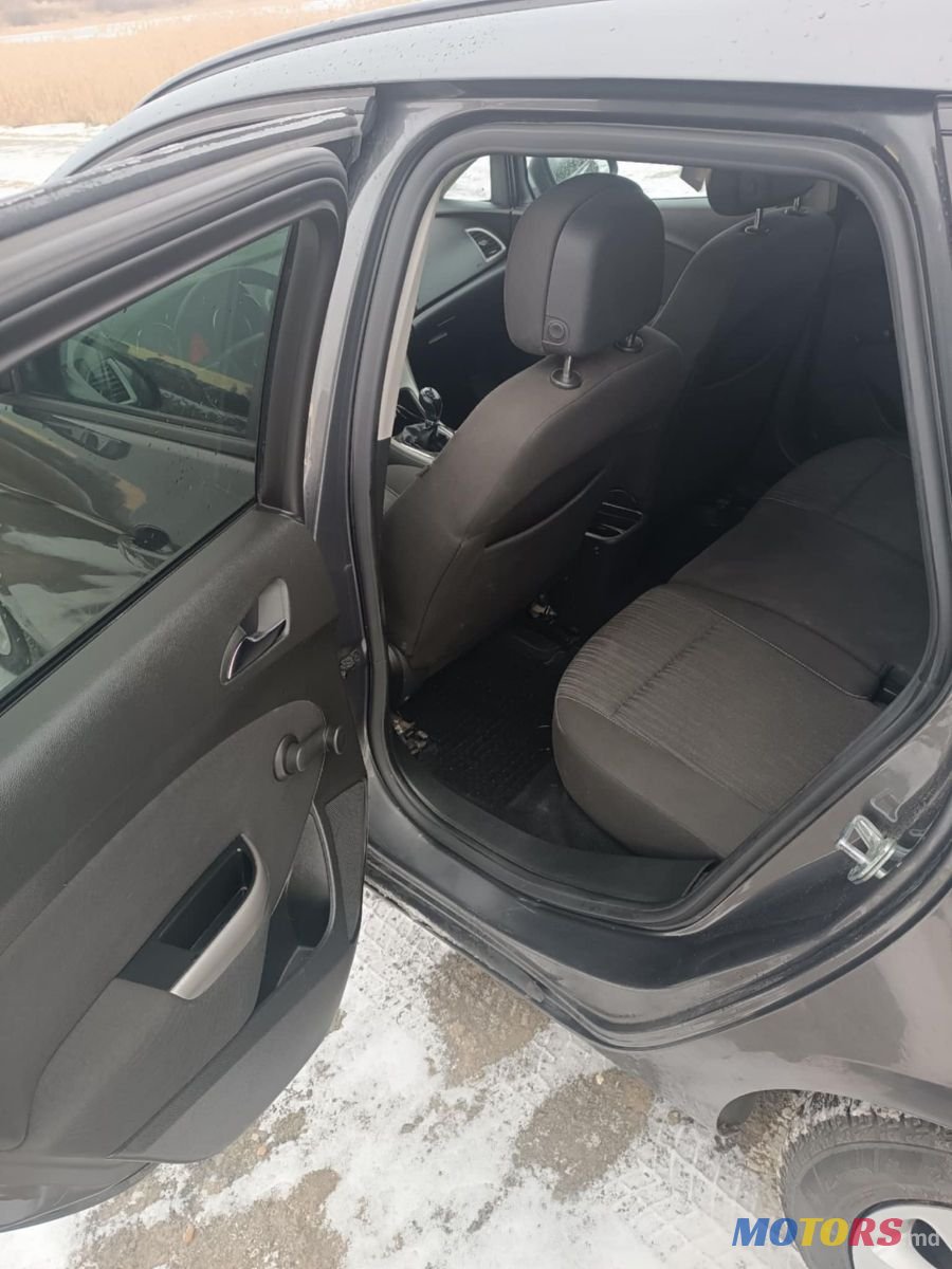 2011' Opel Astra photo #6