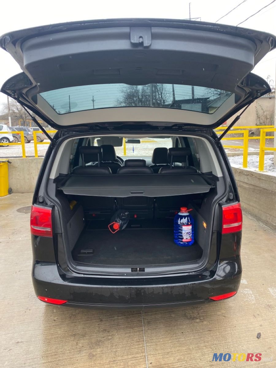 2011' Volkswagen Touran photo #3