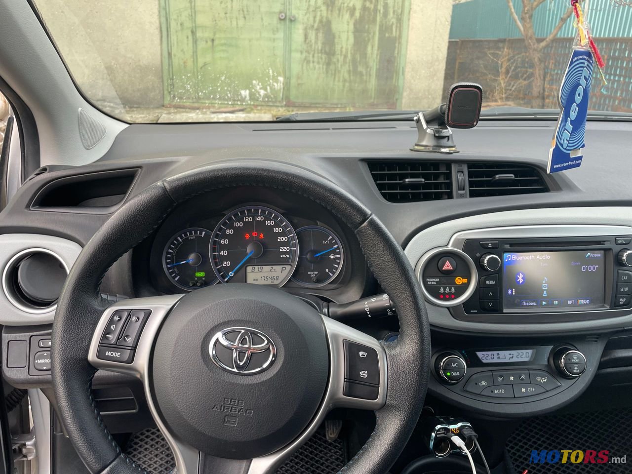 2013' Toyota Yaris photo #6