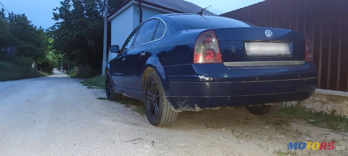 2004' Volkswagen Passat photo #2