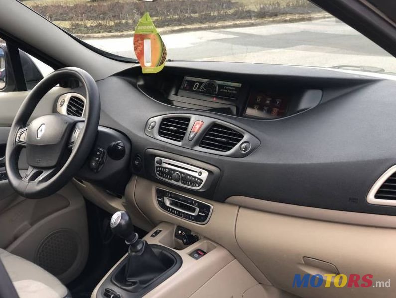 2010' Renault Scenic photo #1