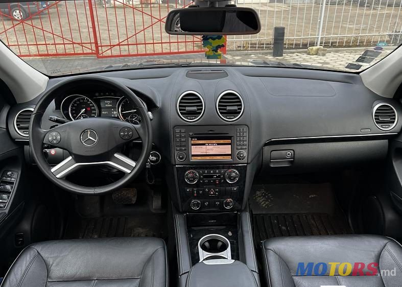 2011' Mercedes-Benz GL-Class photo #3