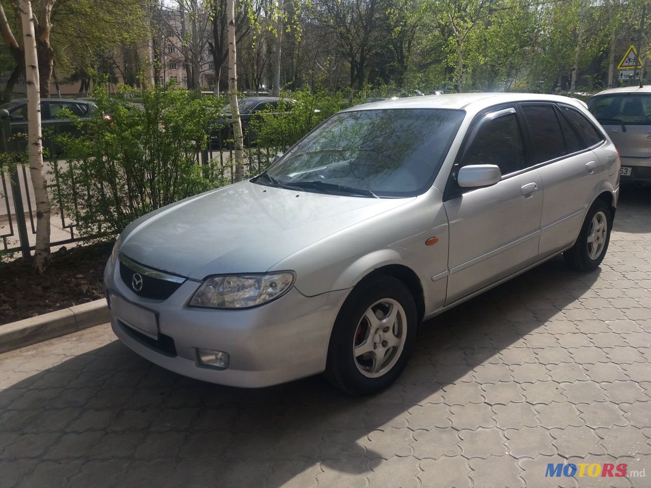 2001' Mazda 323 photo #1