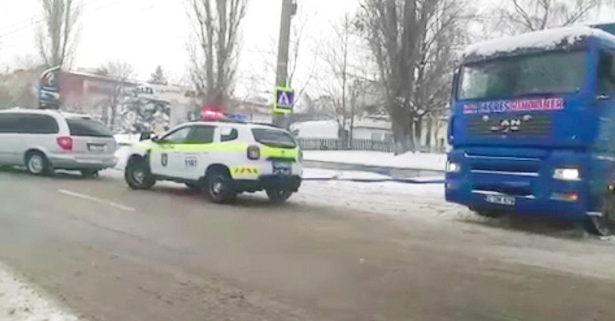 O Dacia Duster cu motor 1.5 dCi a poliţiei din Moldova tractează un camion blocat