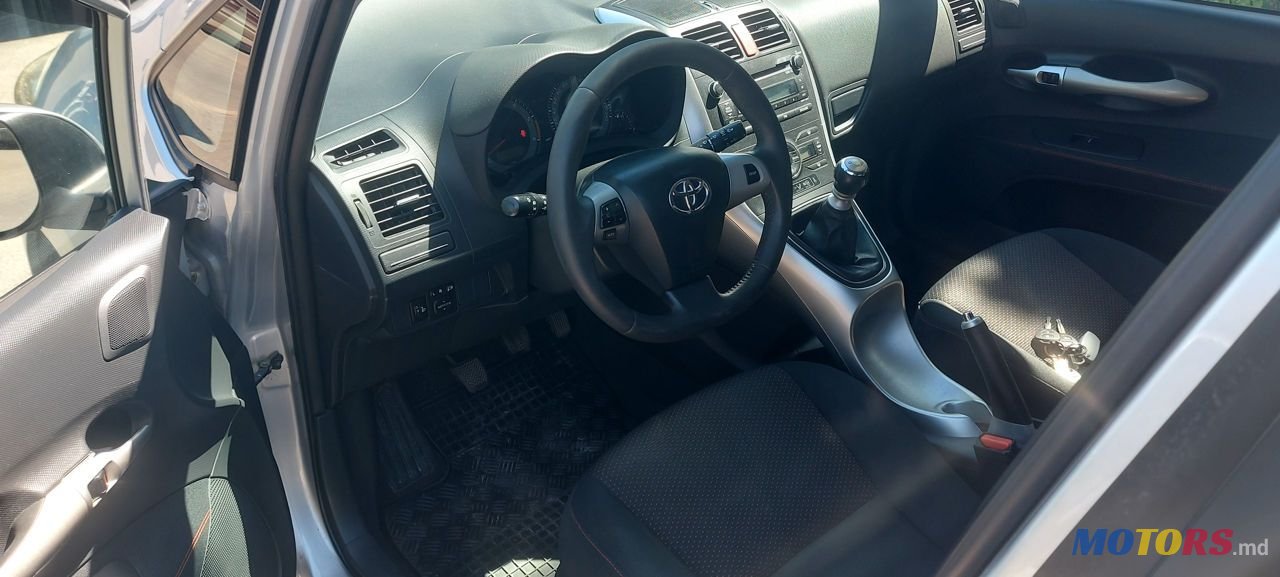 2011' Toyota Auris photo #5