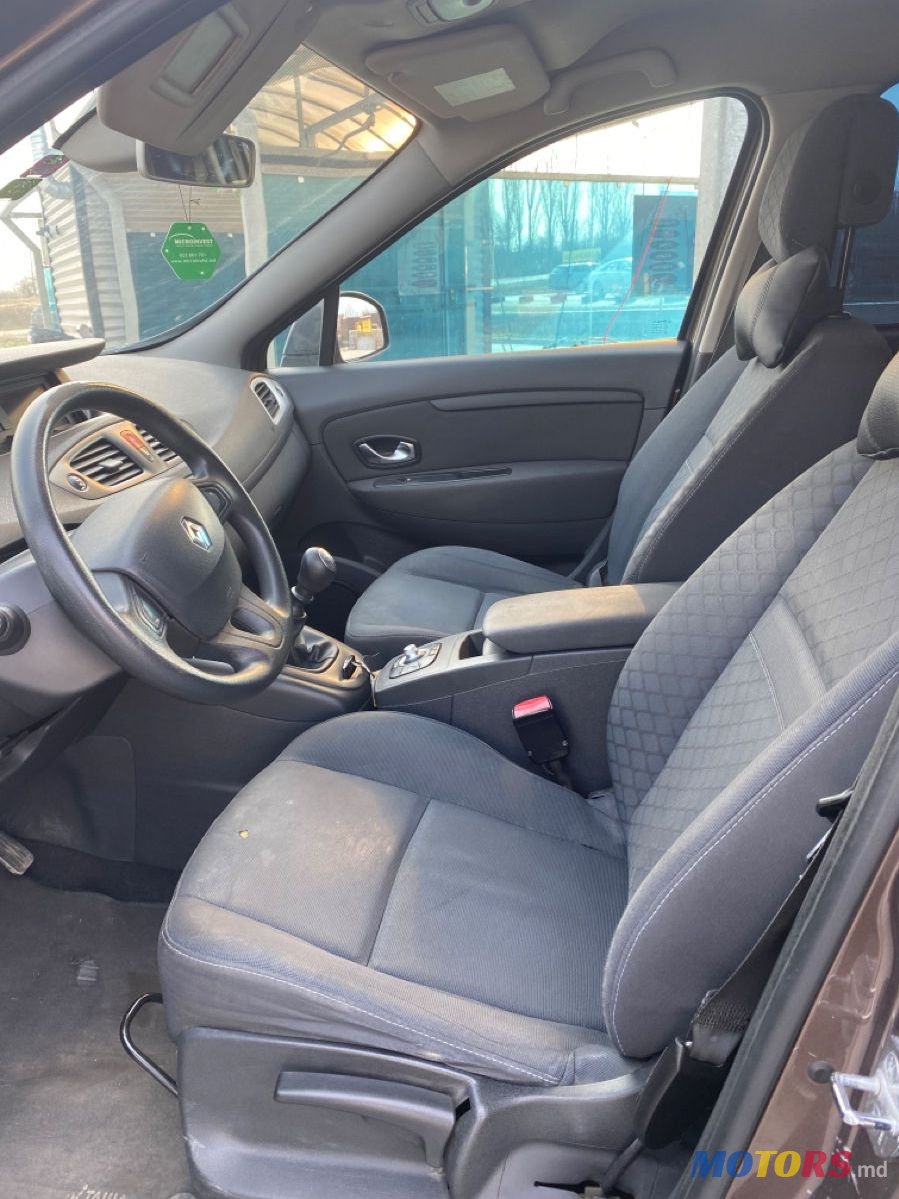 2010' Renault Grand Scenic photo #6
